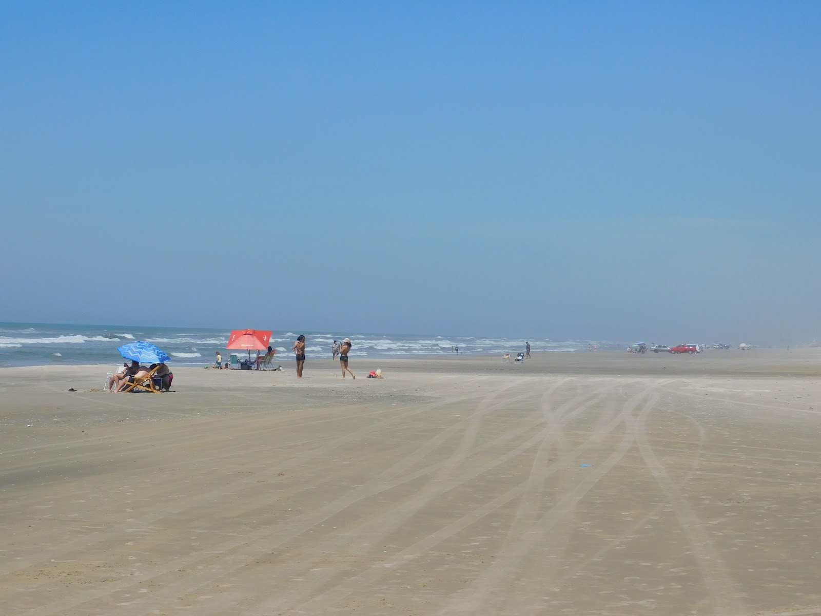Valokuva Arroio do Sal Beachista. pinnalla kirkas hieno hiekka:n kanssa