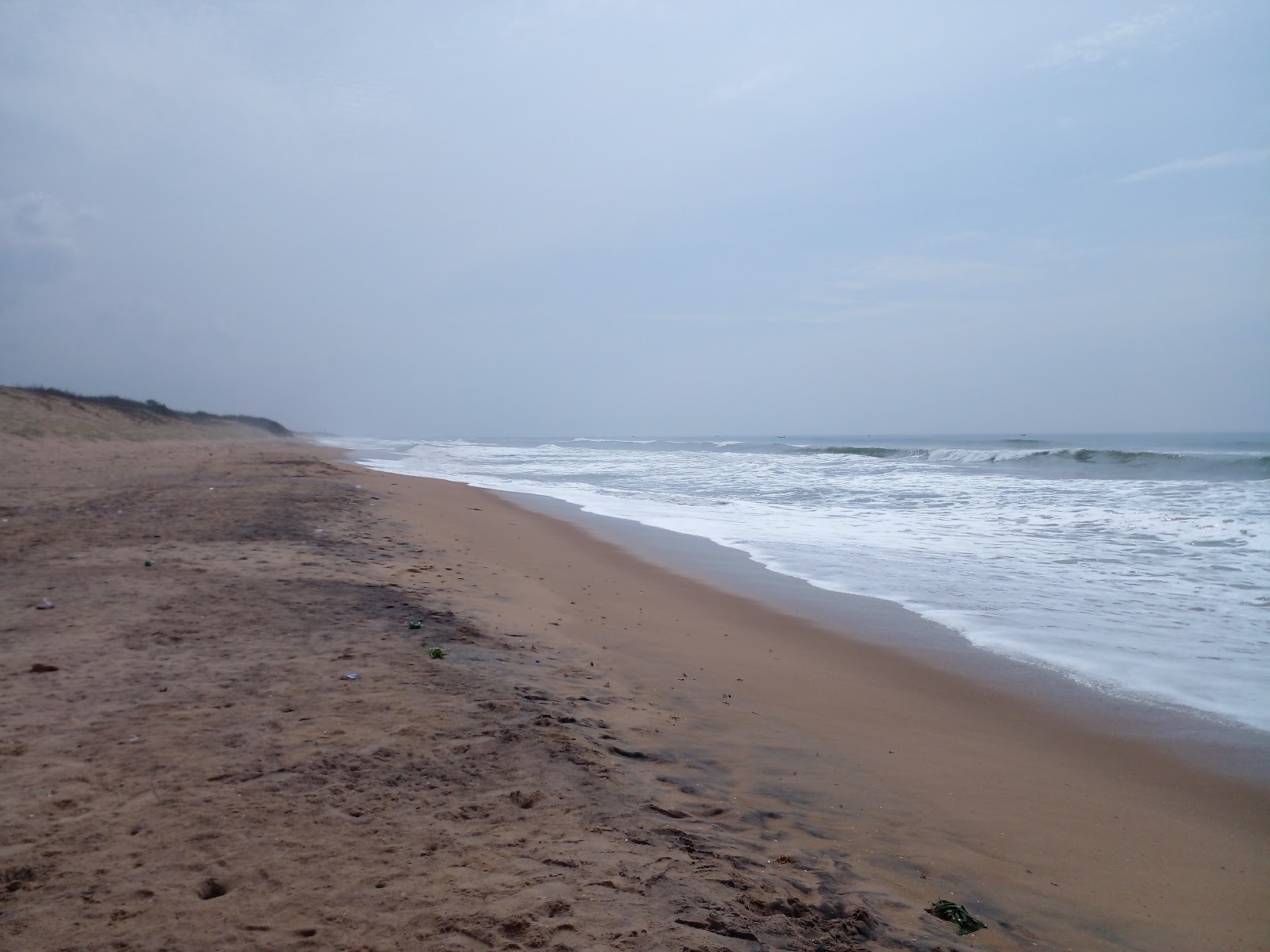 Foto van Dhabaleshwar Beach met recht en lang