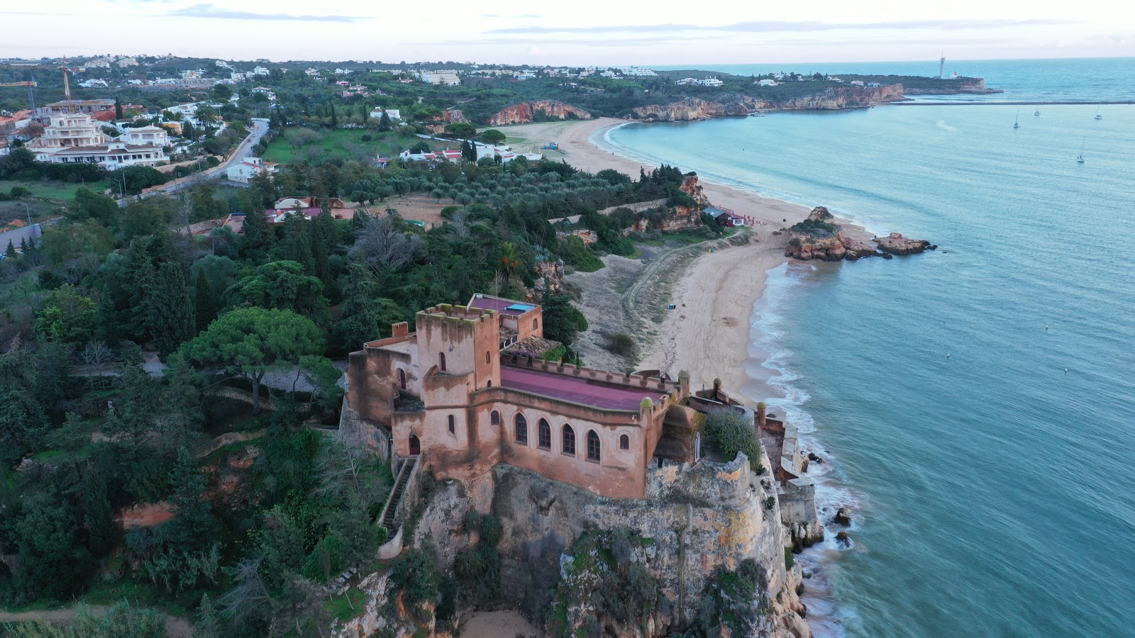 Foto di Praia Grande con una superficie del acqua cristallina