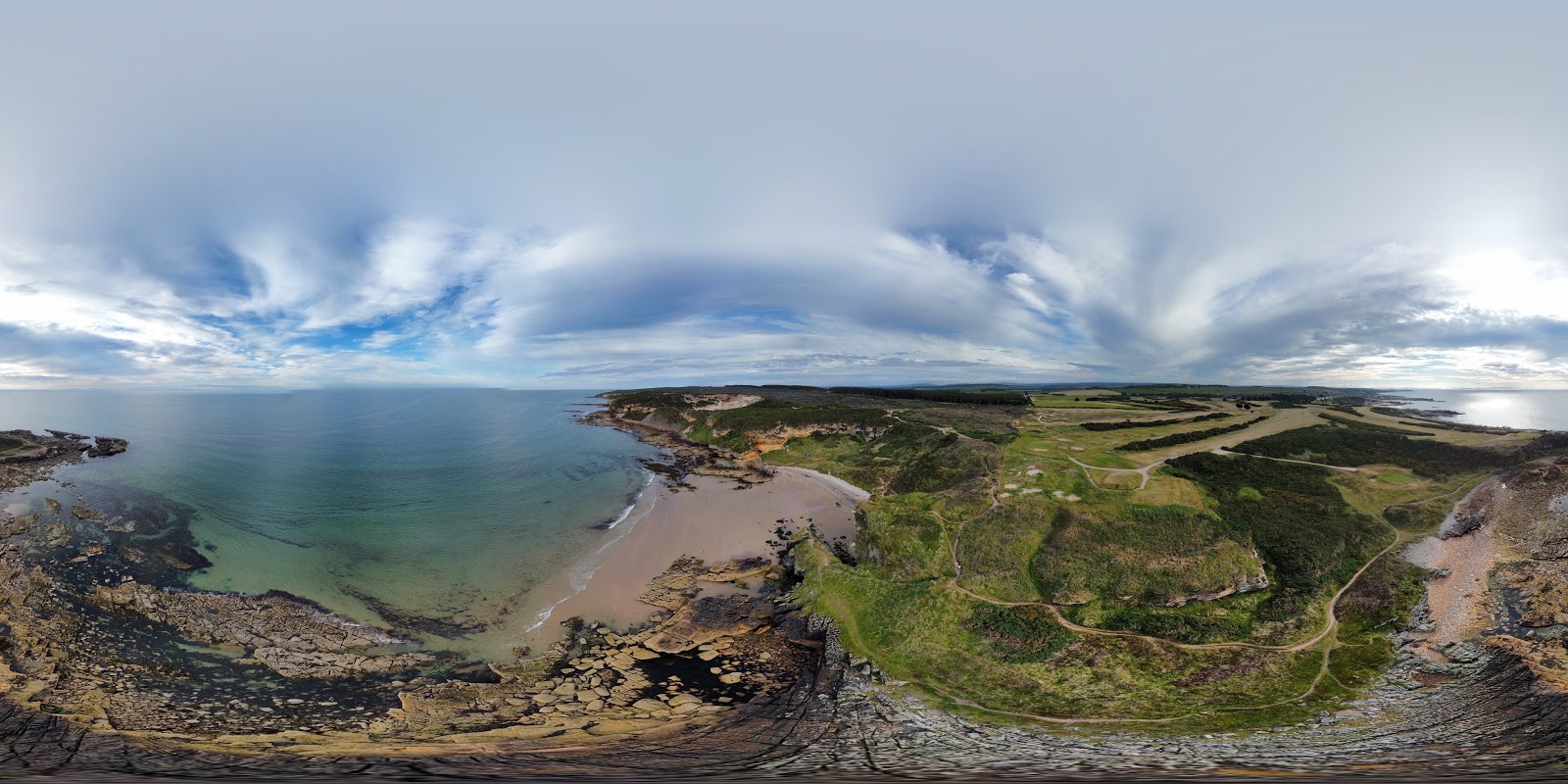 Foto van Cove Bay Beach omringd door bergen