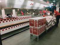 Atmosphère du Restaurant de hamburgers Five Guys Nice CAP 3000 à Saint-Laurent-du-Var - n°7