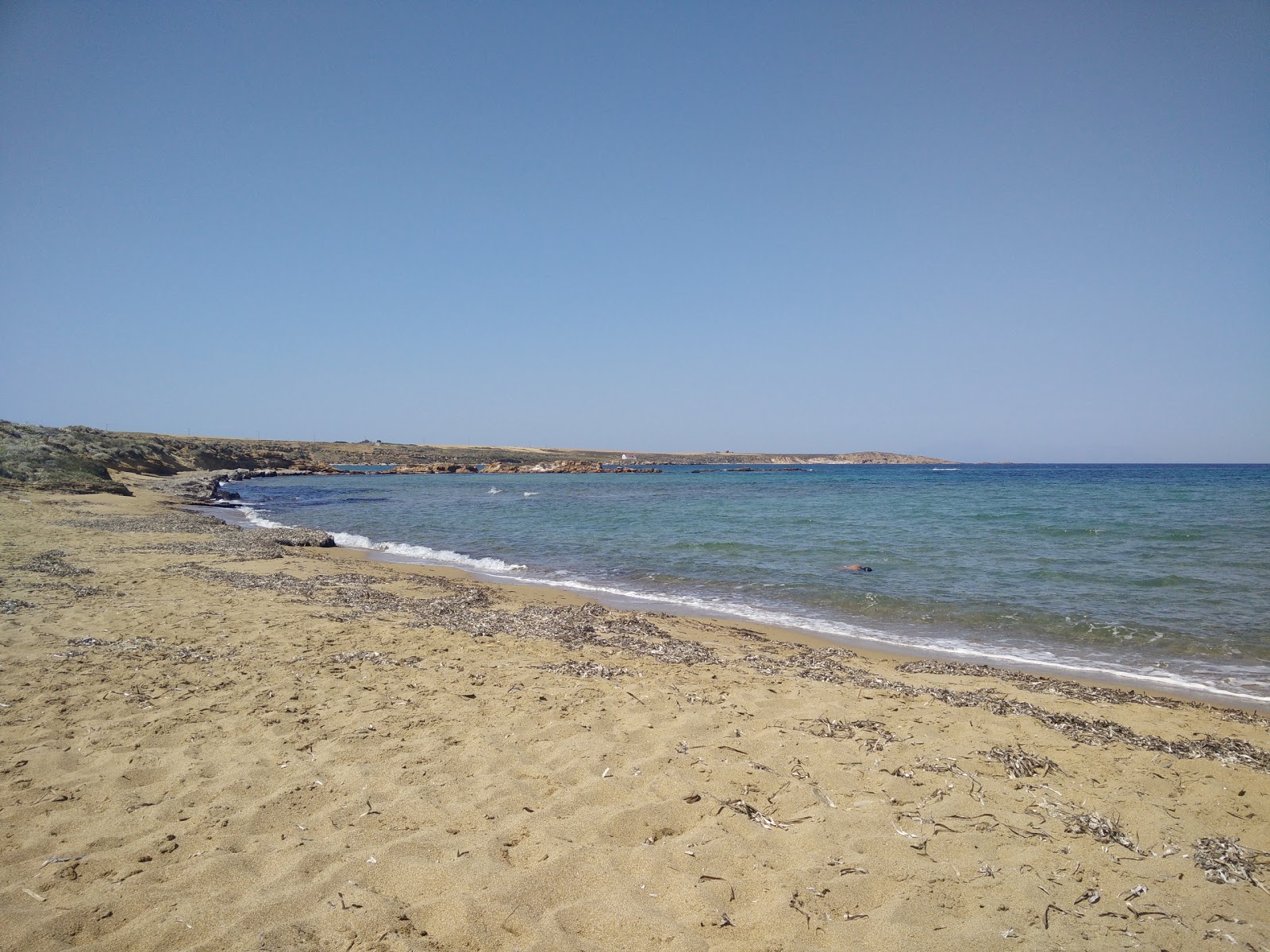 Foto di Agios Ermolaos beach con una superficie del sabbia scura
