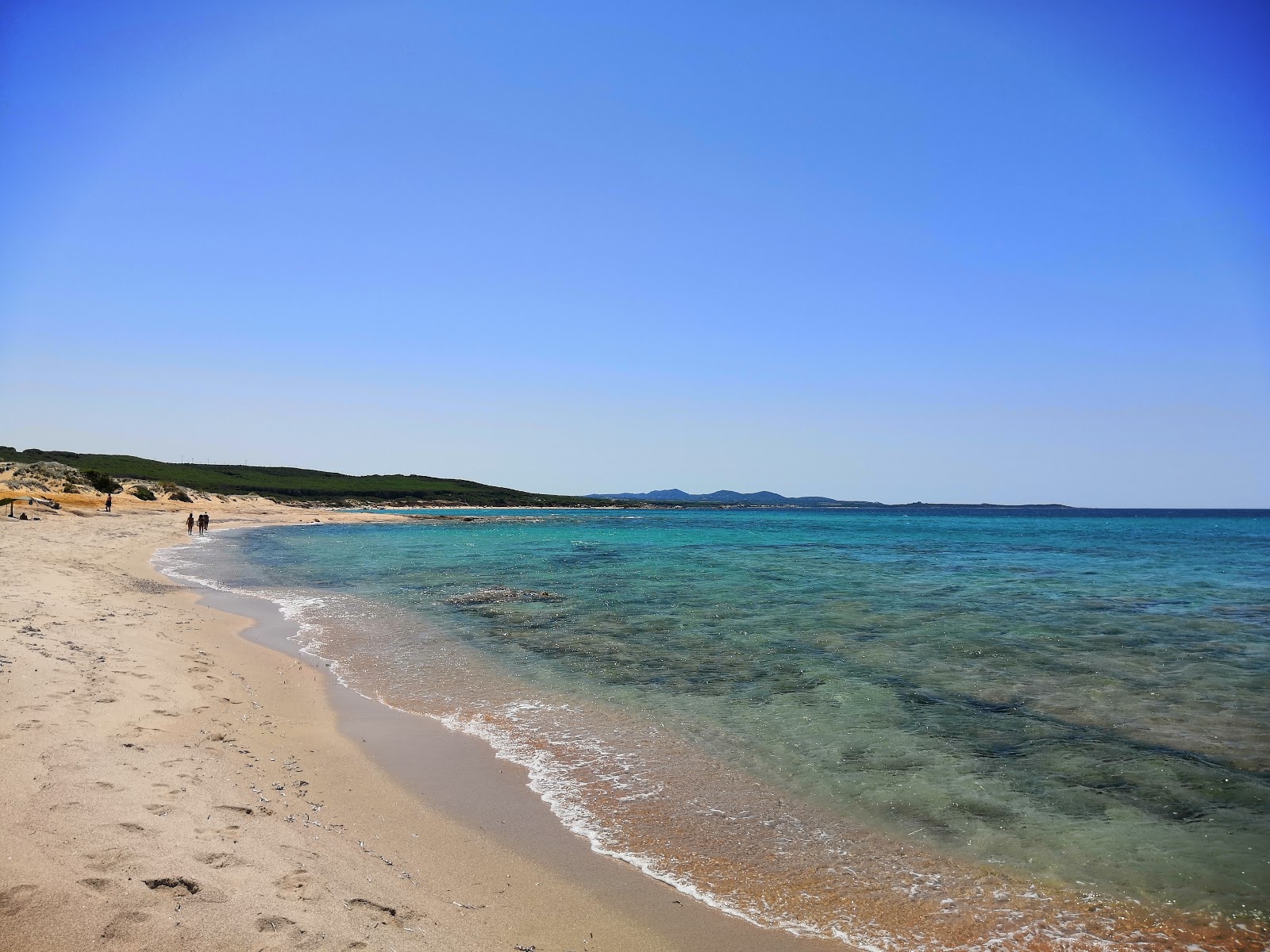 Fotografie cu Spiaggia Monti Russu cu o suprafață de apa pură turcoaz