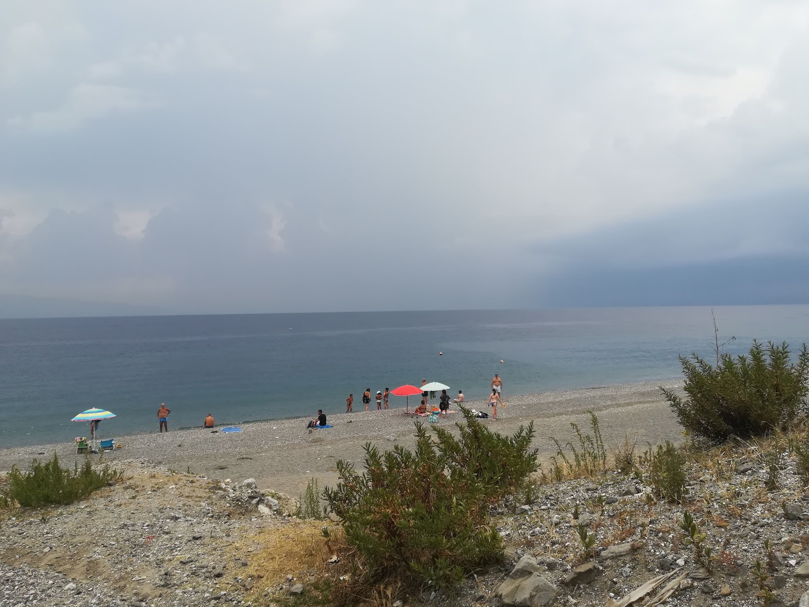 Mili Marina beach II的照片 带有碧绿色纯水表面