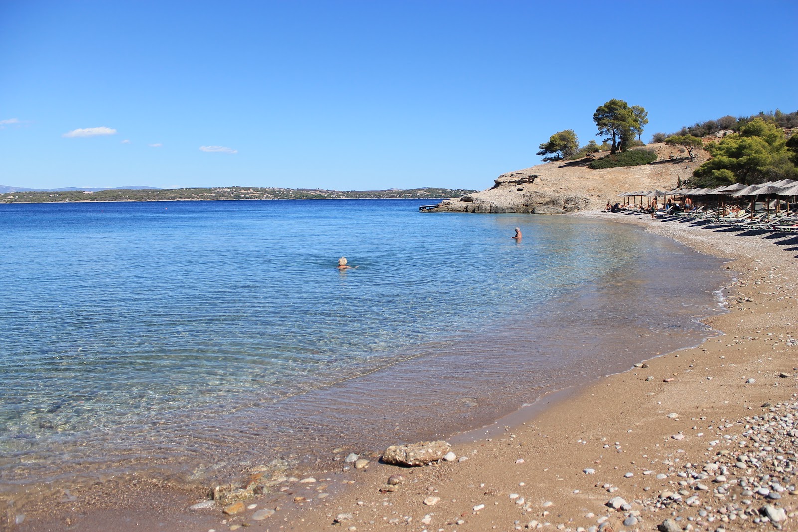 Foto di Vrelos Beach sorretto da scogliere