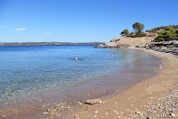 Foto di Vrelos Beach sorretto da scogliere