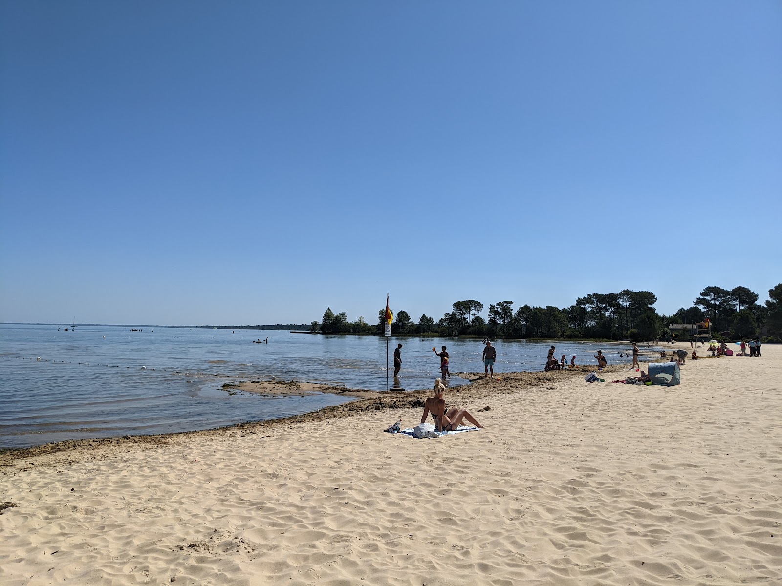 Photo of Plage Centrale Lac Biscarrosse with bright sand surface