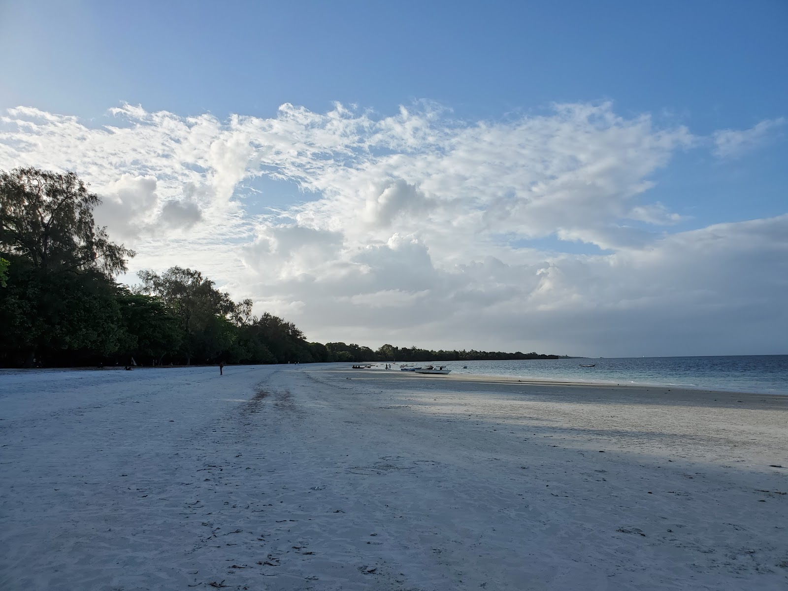 Vumawimbi Beach'in fotoğrafı - rahatlamayı sevenler arasında popüler bir yer