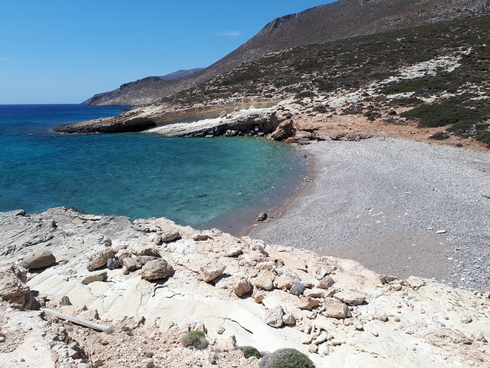 Foto van Skinias beach met kleine baai