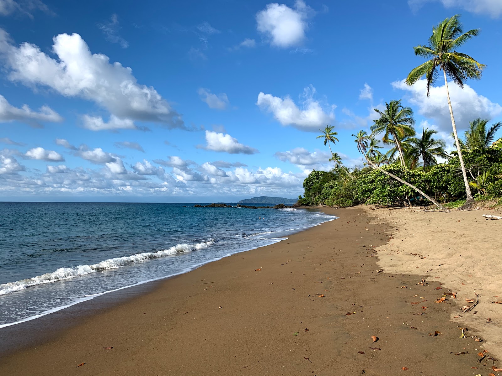 Foto von Playa Las Caletas mit brauner sand Oberfläche