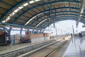 Neelam Chowk Ajronda Metro Station image