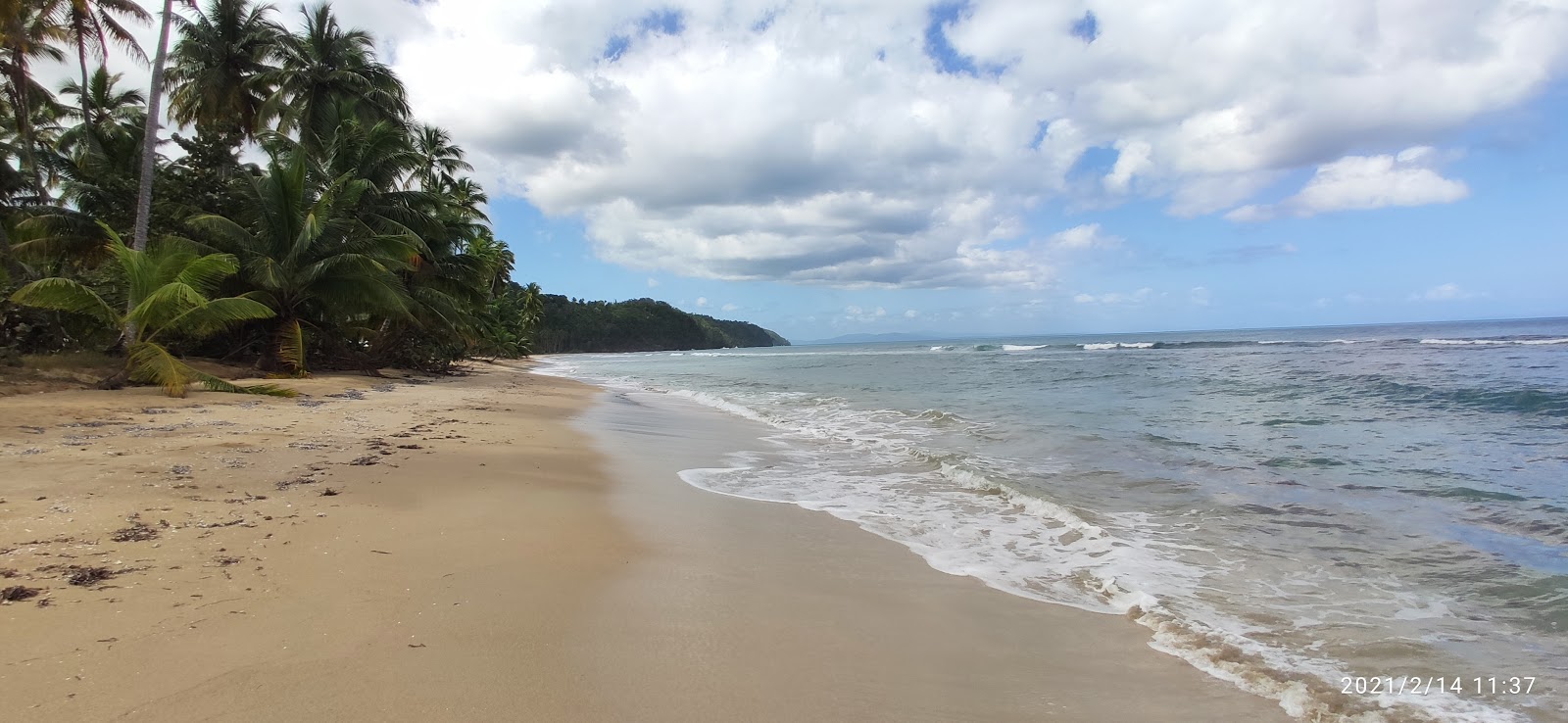 Foto de Playa Expiracion de Coson com areia fina e brilhante superfície