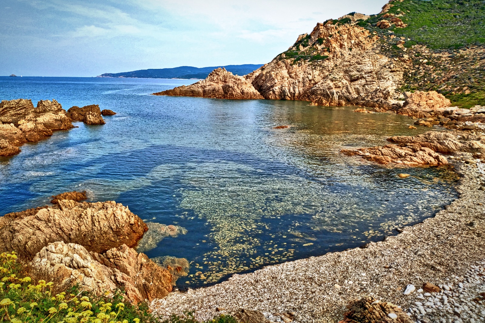 Pointe de la Corba'in fotoğrafı mavi saf su yüzey ile