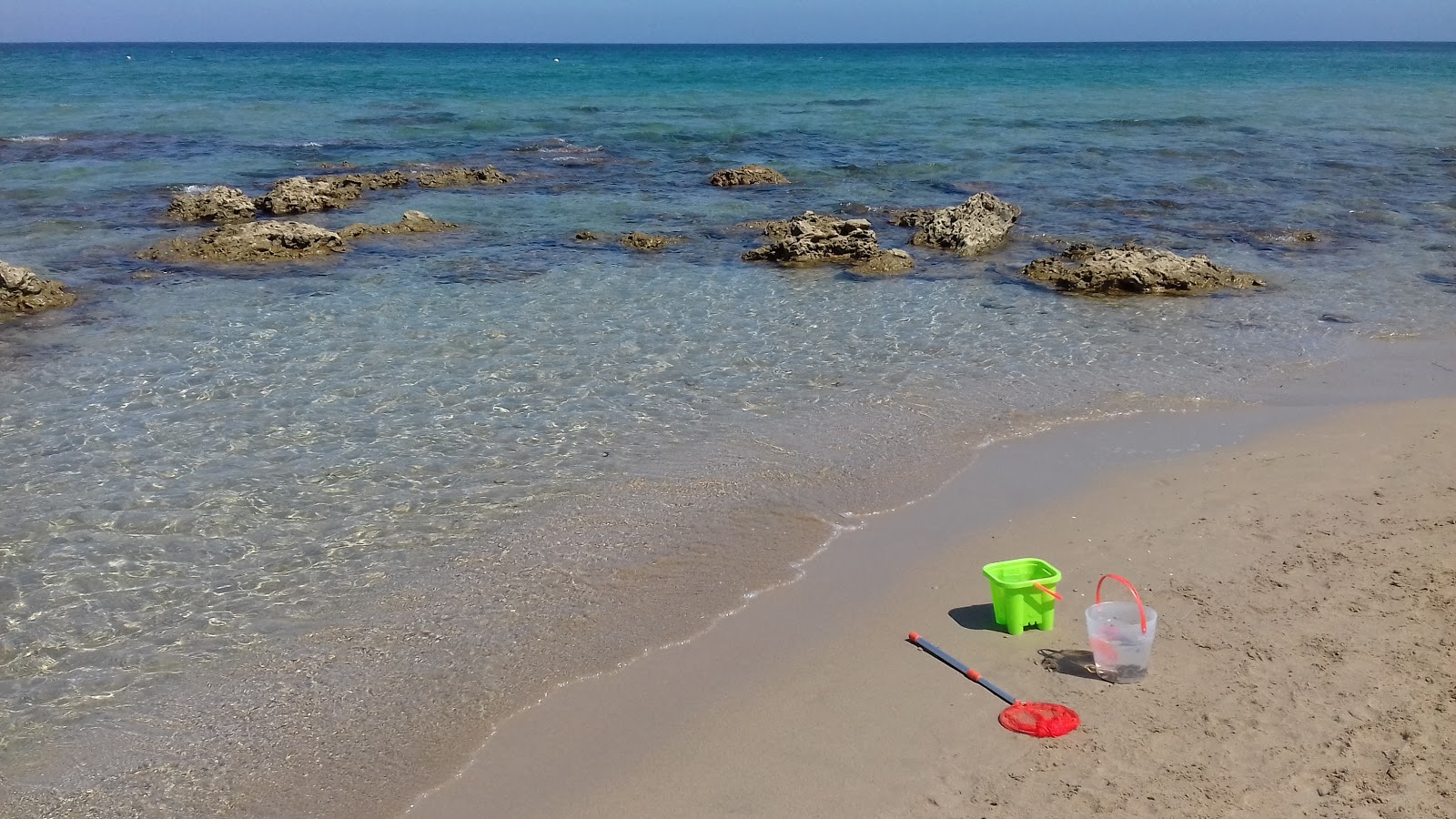 Spiaggia Via di Torre Resta的照片 带有蓝色纯水表面