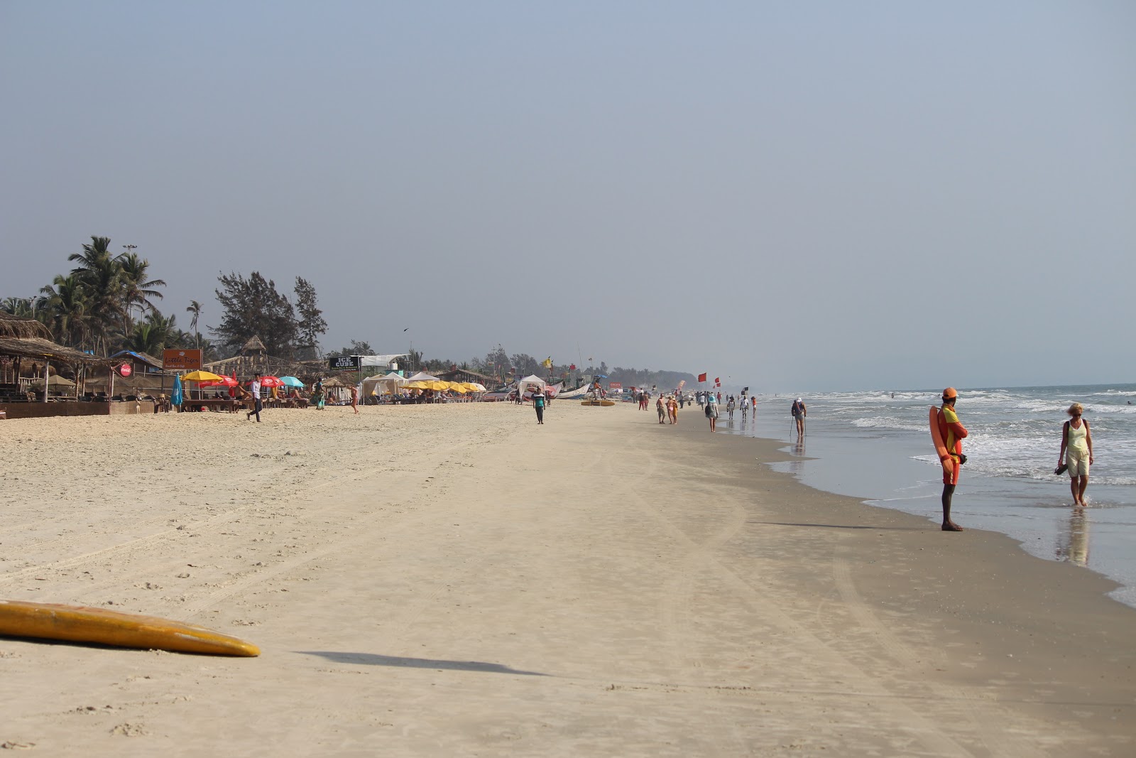 Photo de Benaulim Beach avec l'eau turquoise de surface