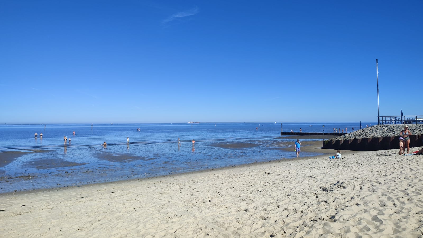 Zdjęcie Plaża Hooksiel z powierzchnią turkusowa czysta woda