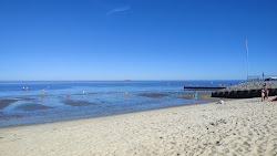 Foto di Spiaggia di Hooksiel con una superficie del acqua cristallina