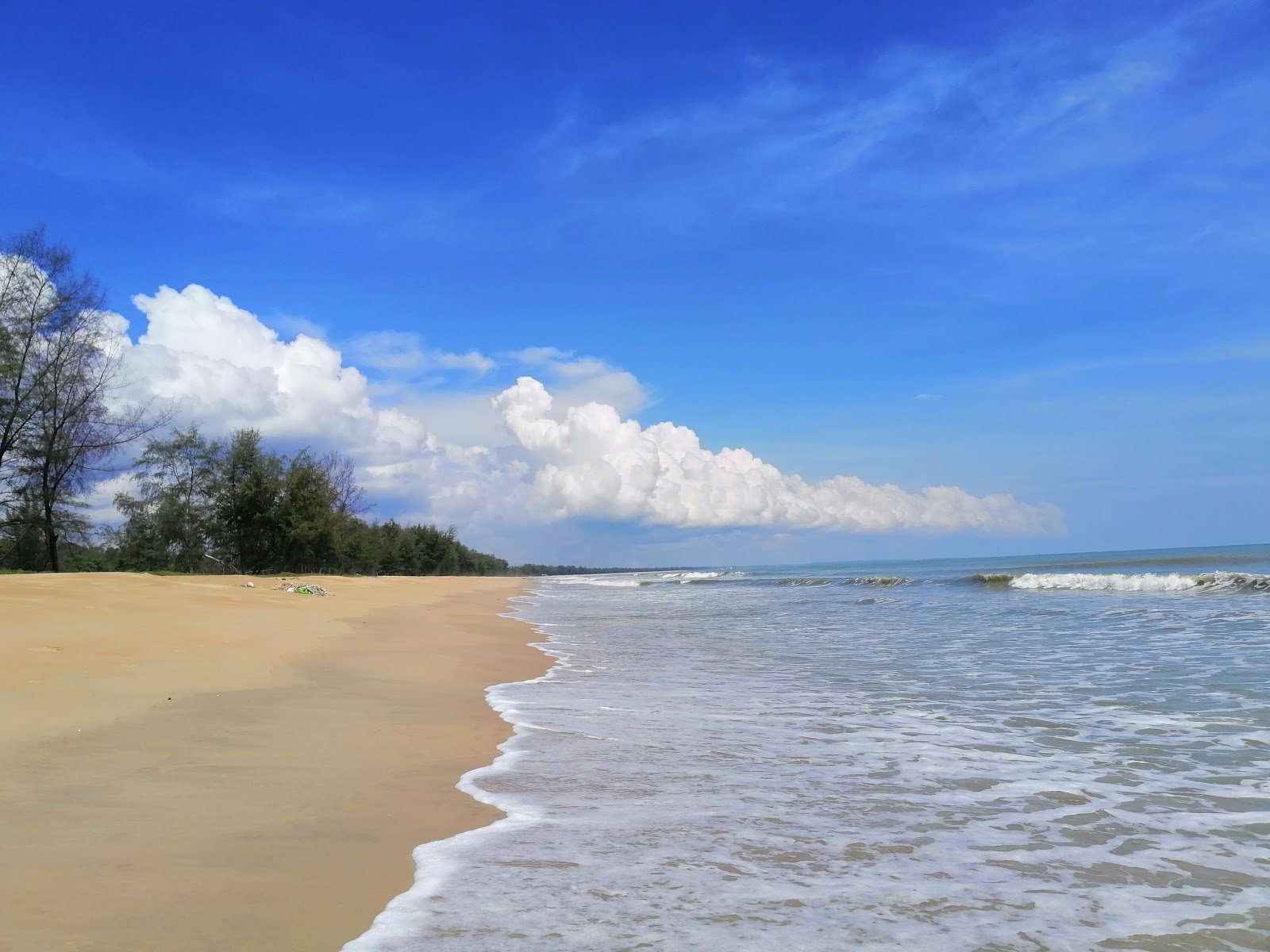 Foto de Lanjut Beach com areia brilhante superfície