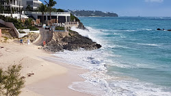 Photo de Pink Beach - East avec rivage droit, long