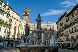 Fontana Madonna Verona image