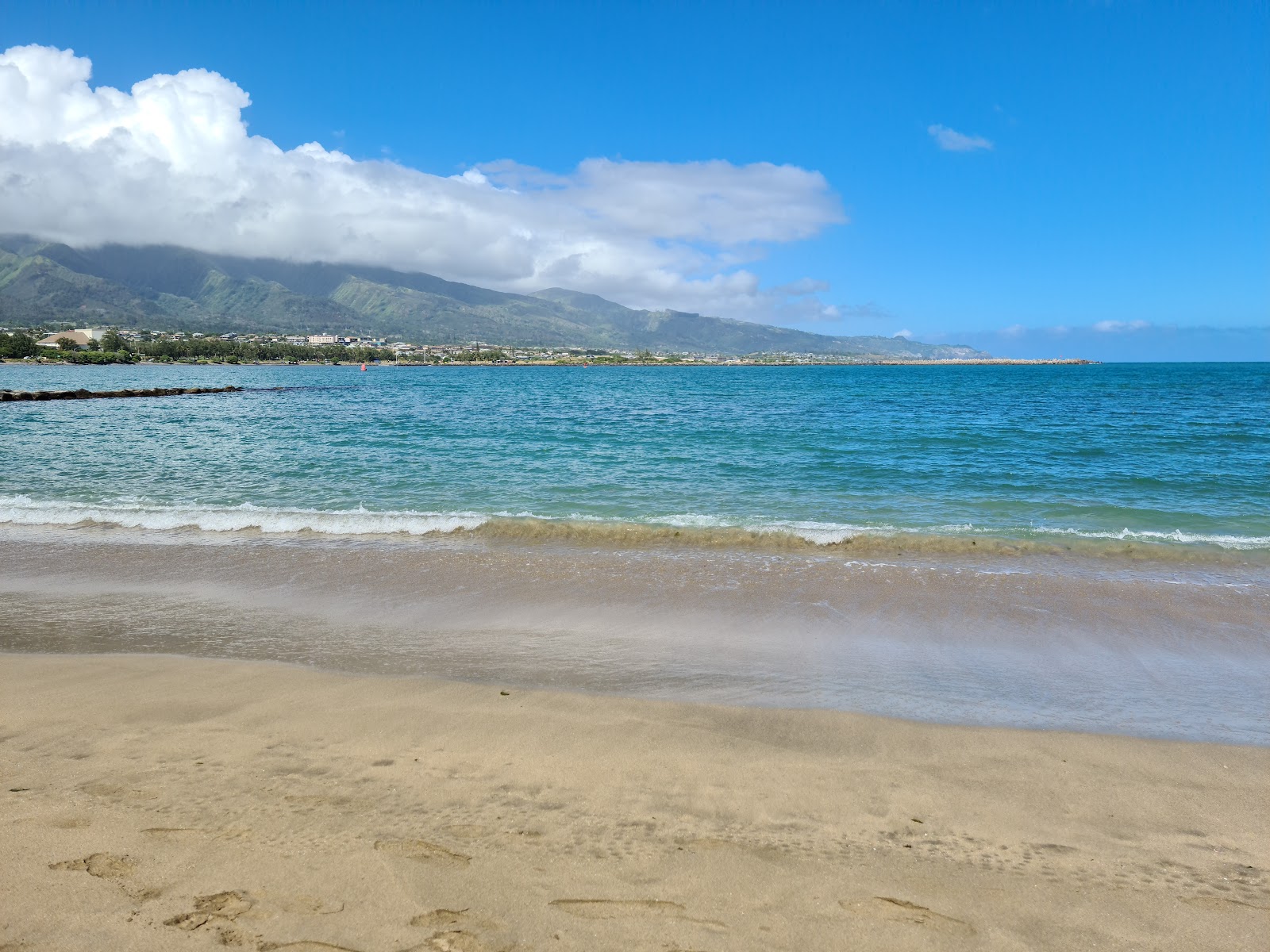 Foto van Ho'aloha Beach ondersteund door kliffen
