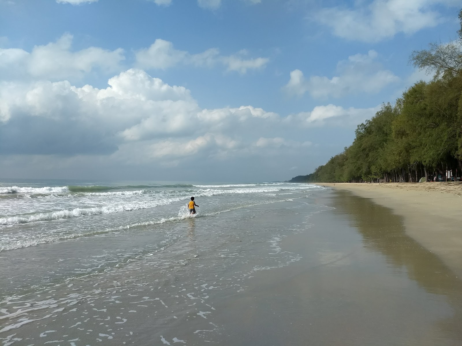 Foto van Hat Wanakorn Beach gelegen in een natuurlijk gebied