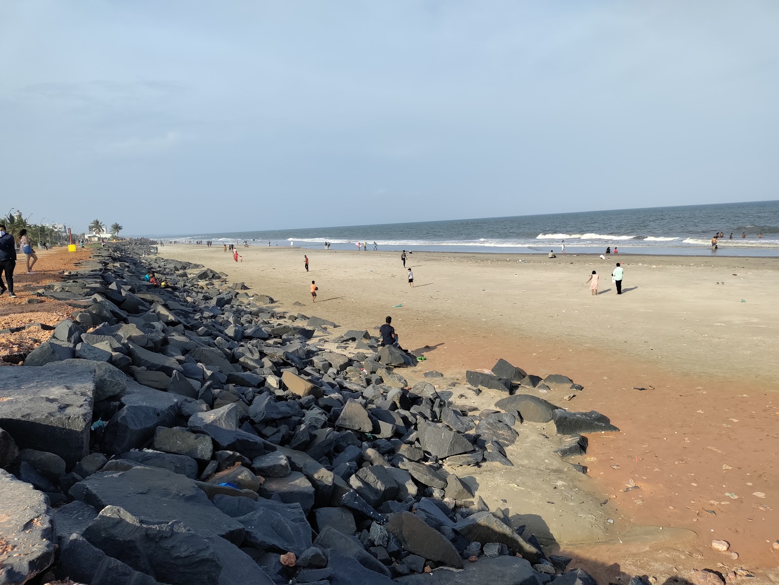 Fotografija Pondicherry Beach z svetel pesek površino