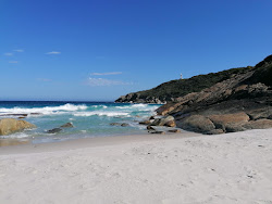 Zdjęcie Cable beach z powierzchnią turkusowa czysta woda