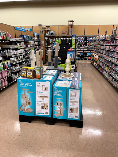 Pet Supply Store «Petco Animal Supplies», reviews and photos, 17200 Southcenter Pkwy #100, Tukwila, WA 98188, USA