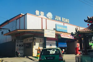 Jun Rong image