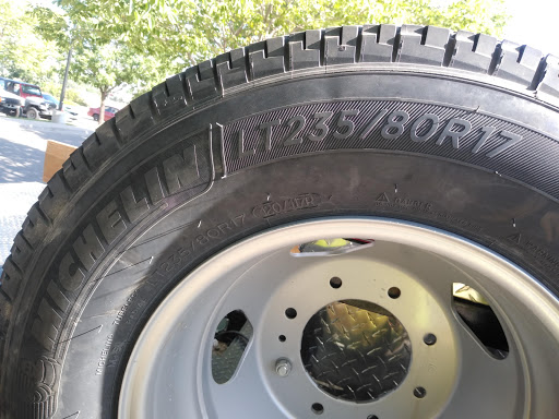 Tire Shop «Discount Tire Store - Longmont, CO», reviews and photos, 379 S Hover Rd, Longmont, CO 80501, USA