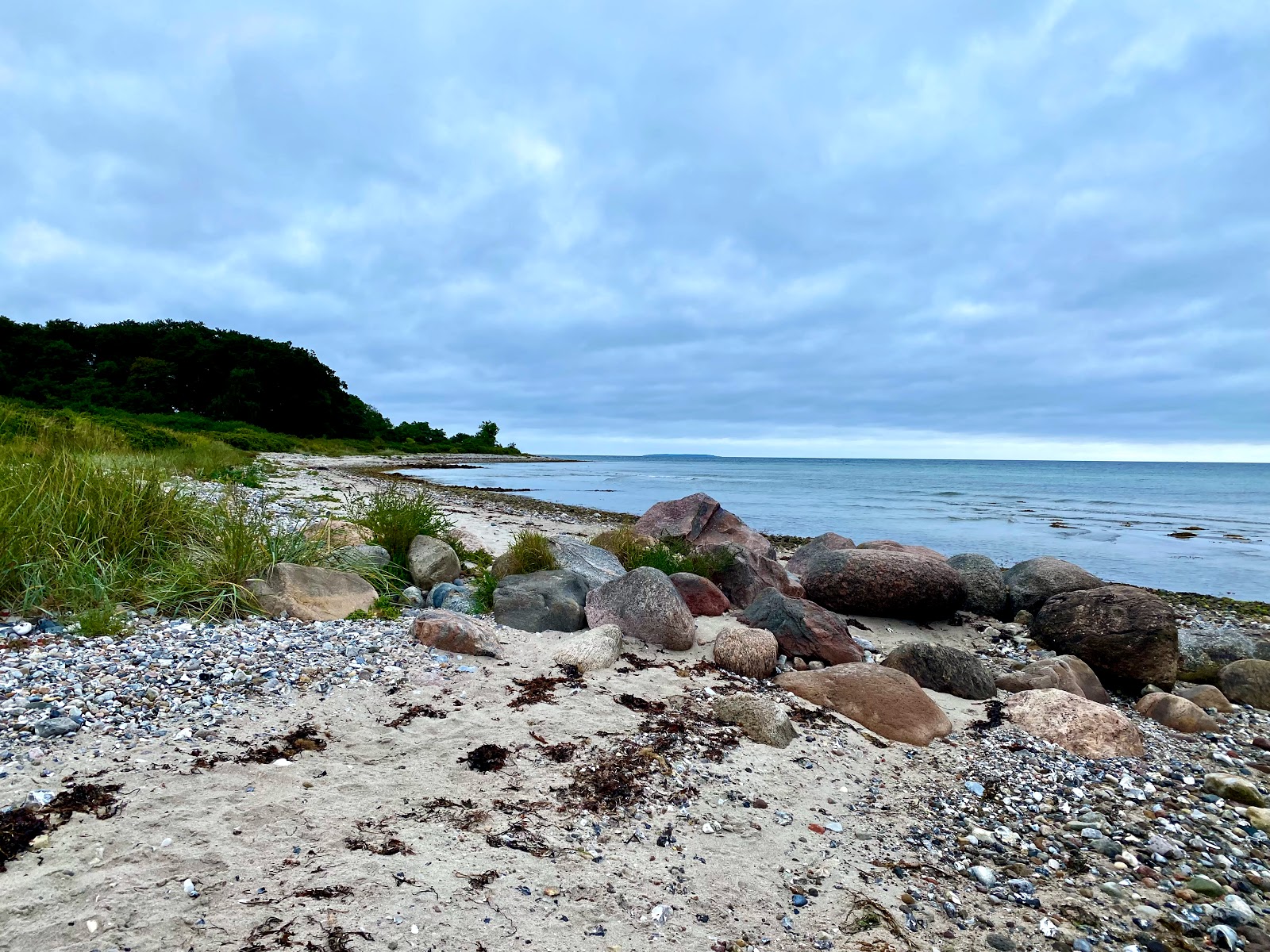 Foto di Nordenhuse Beach con una superficie del sabbia con ciottolame