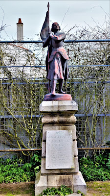 Monument aux morts à Saint-Julien-des-Landes