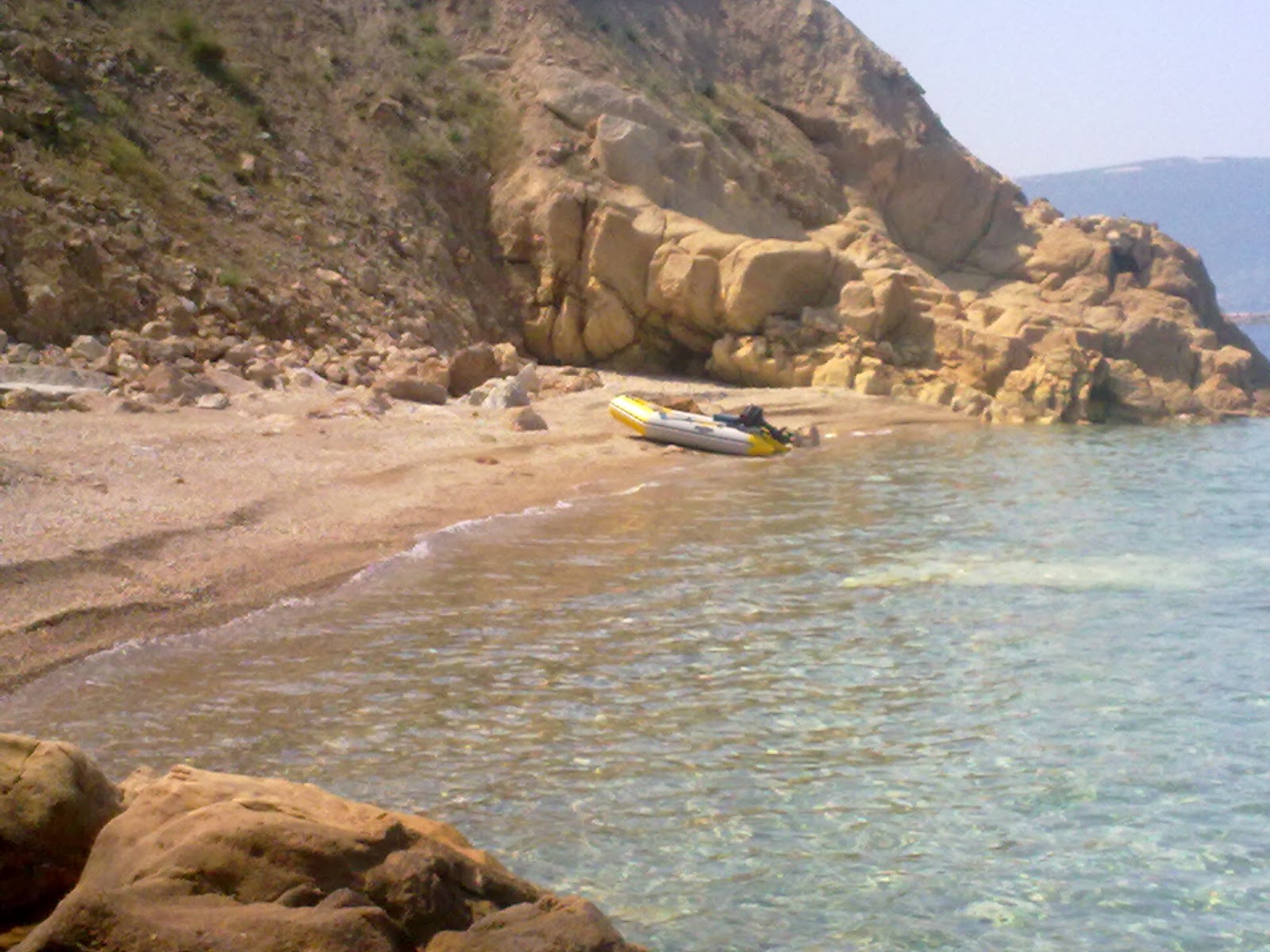 Cakmakli Beach IV的照片 带有碧绿色纯水表面