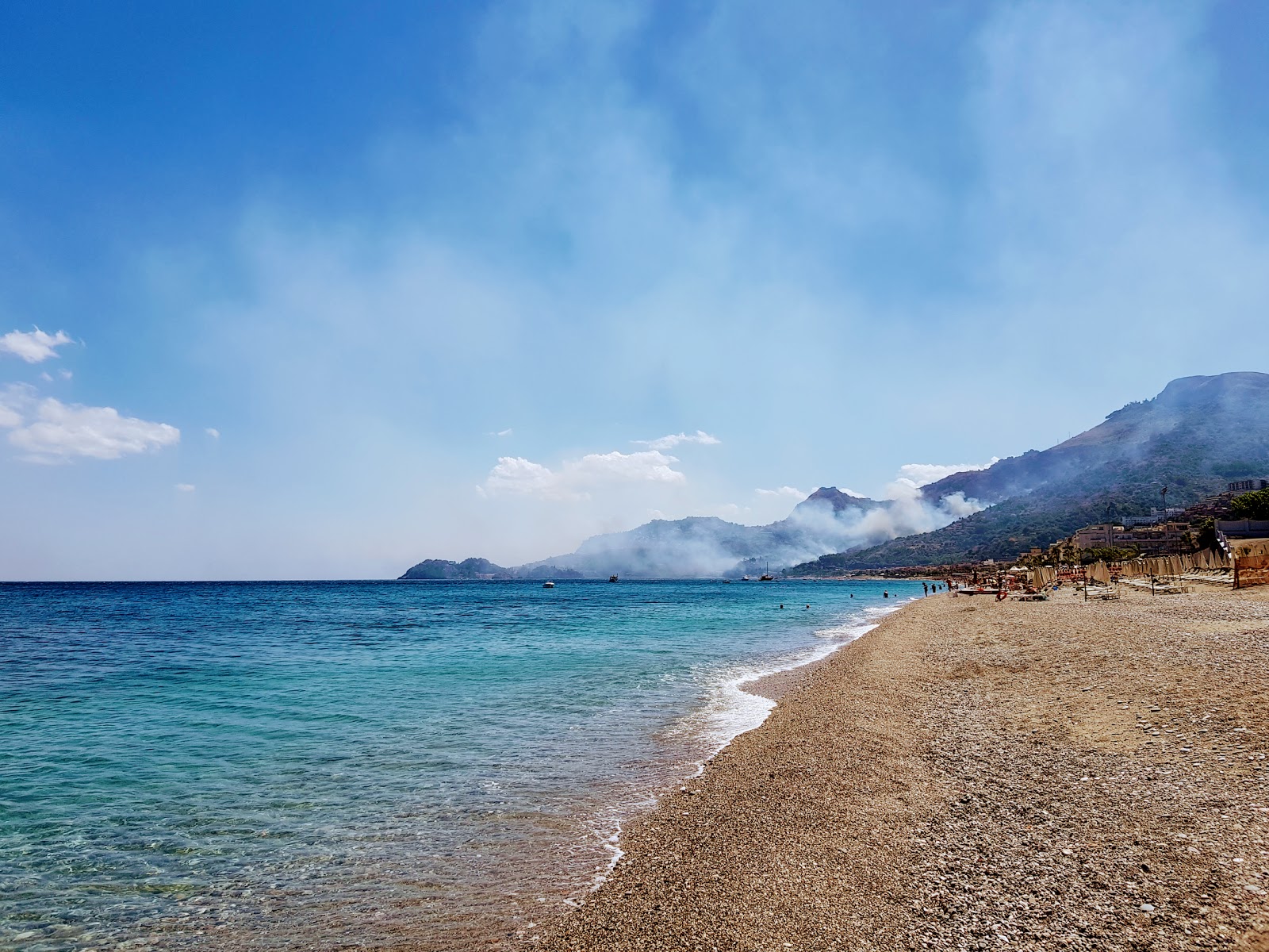 Spiaggia di Letojanni II'in fotoğrafı hafif çakıl yüzey ile