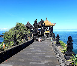 Batu Bolong Temple photo