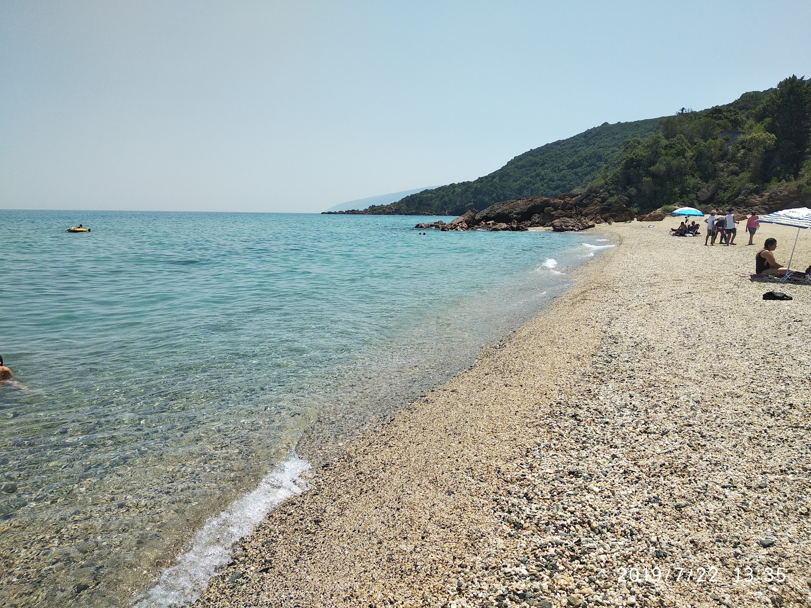 Foto di Rakopotamos beach con una superficie del acqua cristallina