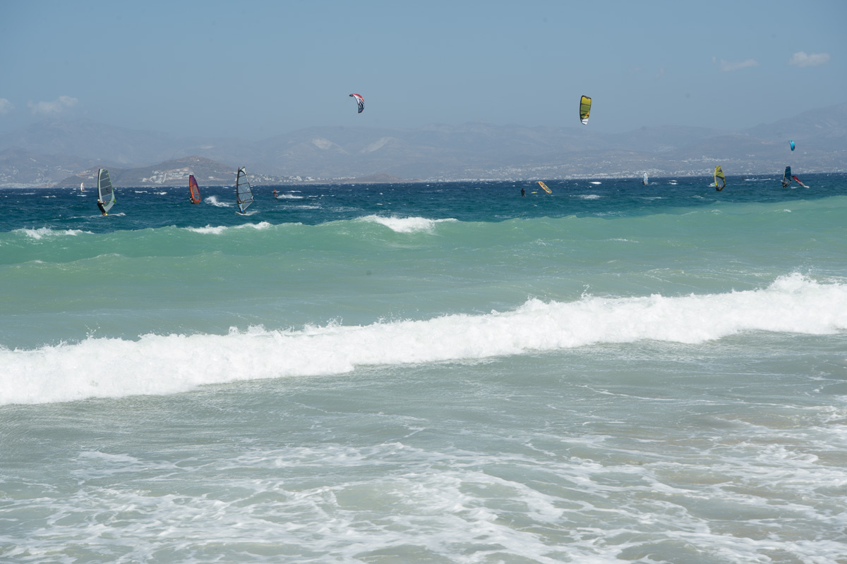 Foto di Molos beach sorretto da scogliere