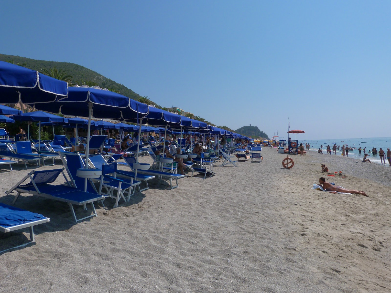 Fotografija Spiaggia libera di Varigotti z modra voda površino