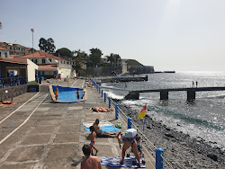 Praia das Palmeiras'in fotoğrafı uçurumlarla desteklenmiş