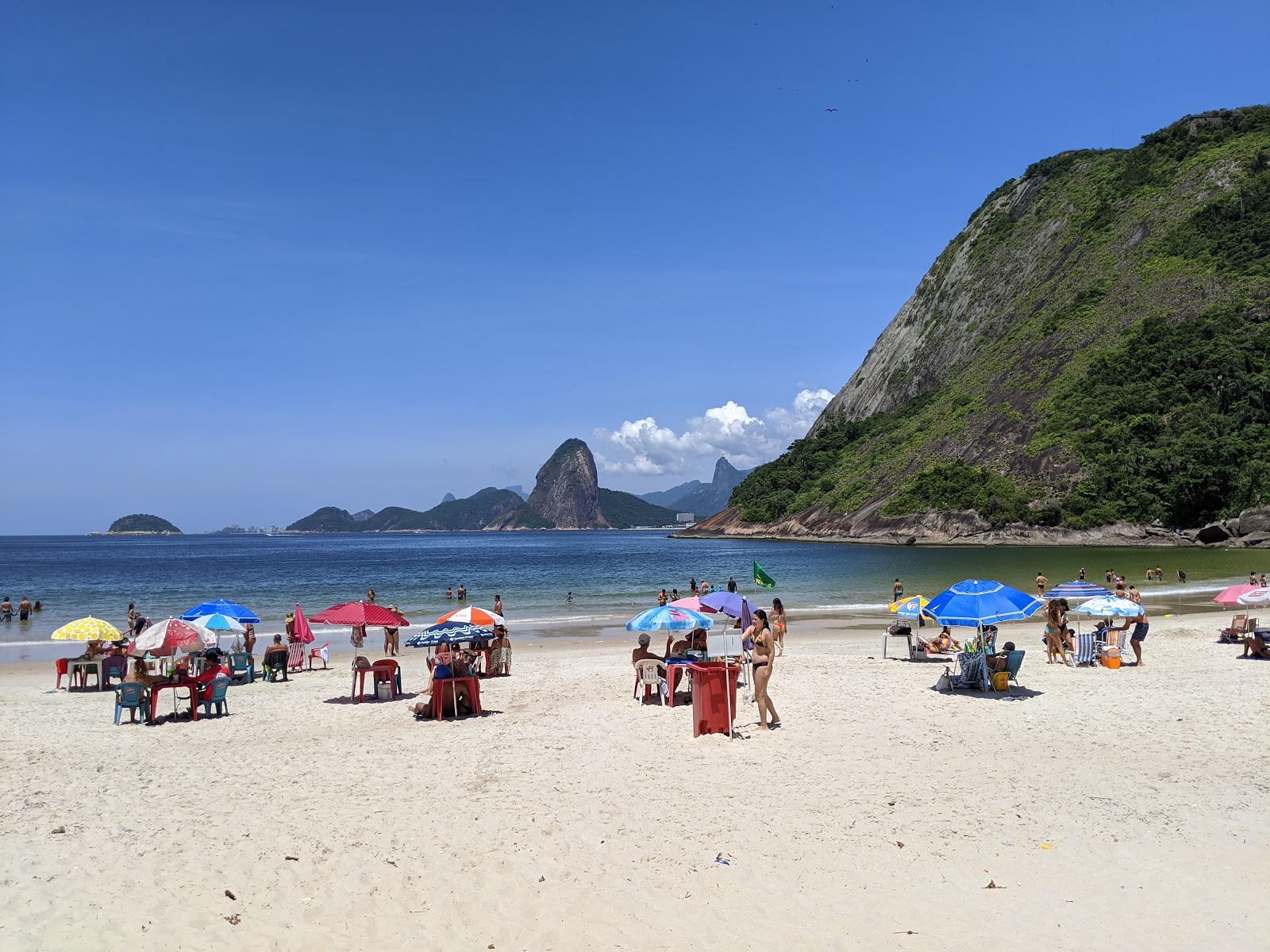 Fotografie cu Praia de Imbuhy - locul popular printre cunoscătorii de relaxare