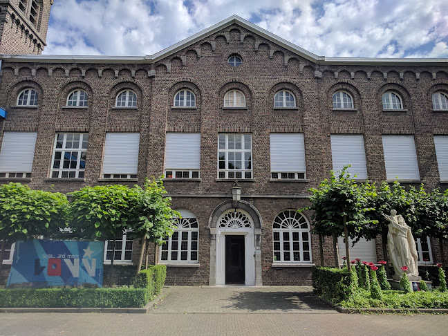 Beoordelingen van RHIZO Lyceum OLV Vlaanderen Kortrijk in Kortrijk - School