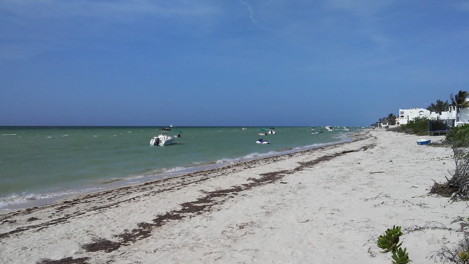 Photo de Playa Uaymitun avec l'eau turquoise de surface