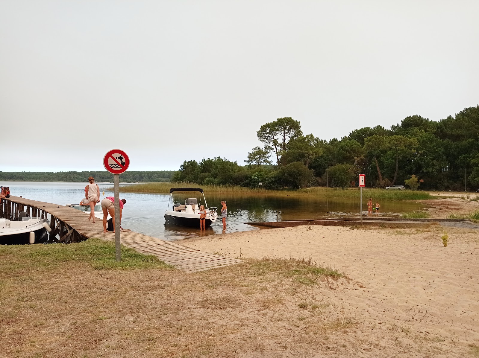 Fotografie cu Plage Des Eaux Qui Rient zonele de facilități