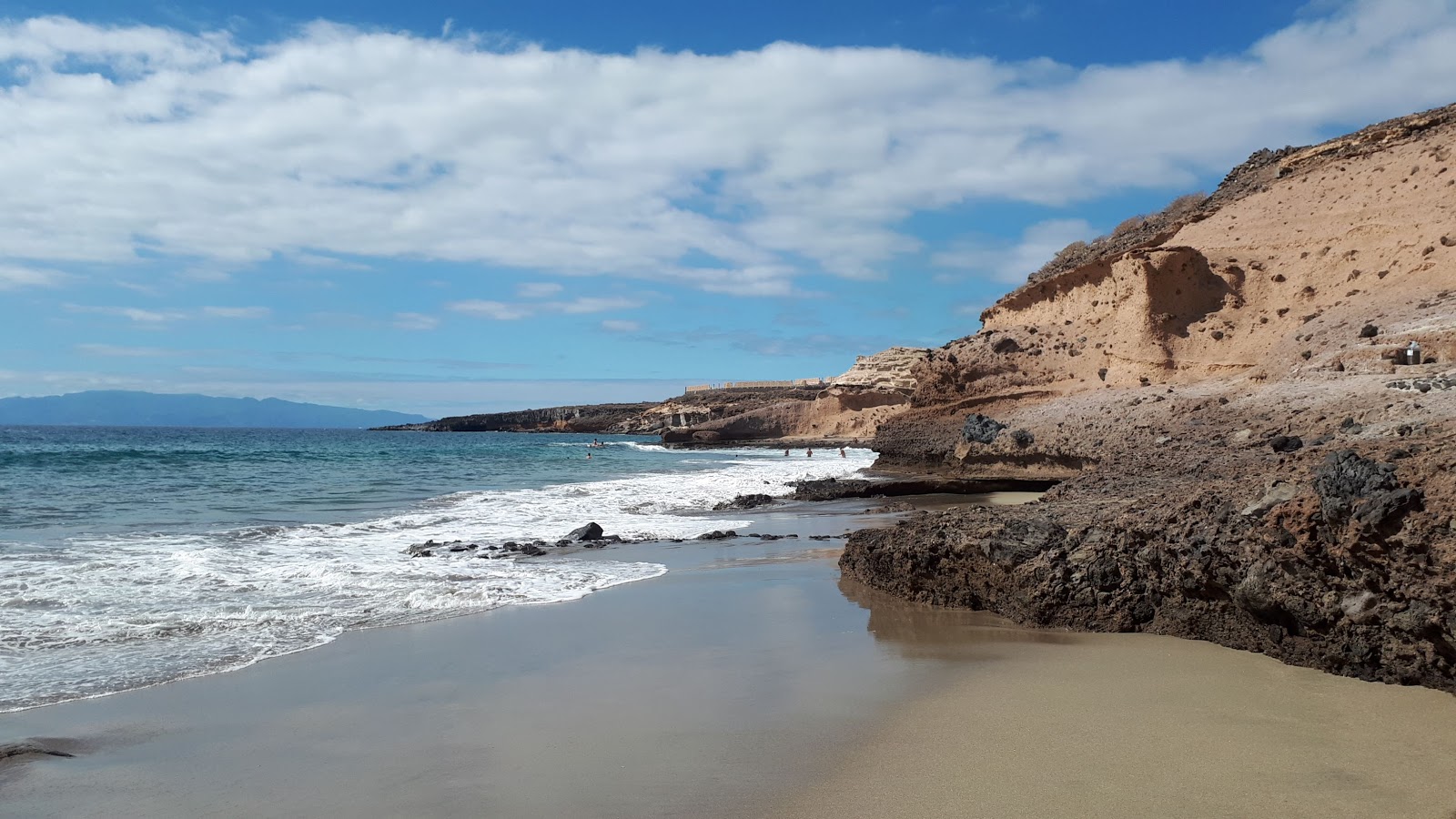 Foto de La Caleta de Adeje e sua bela paisagem