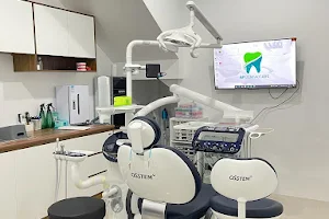 Apolonia Dental Care cab. Gresik - Klinik Dokter Gigi Driyorejo Gresik image
