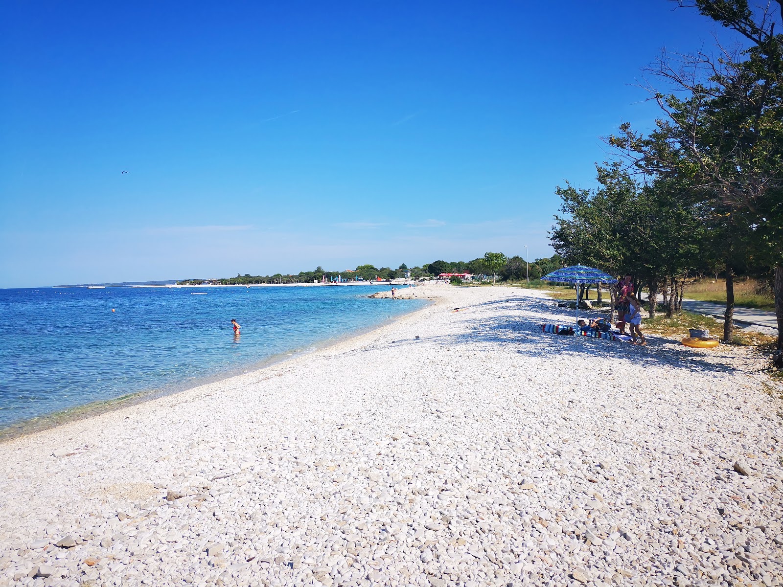 Pebble beach'in fotoğrafı beyaz çakıl taş yüzey ile