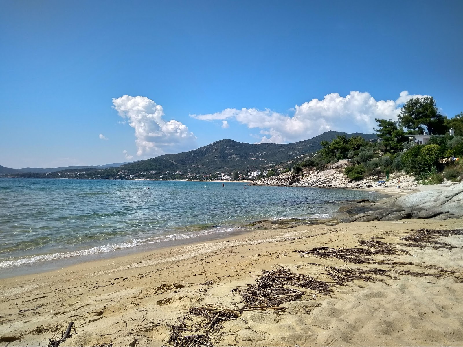Photo de Glastres beach avec baie spacieuse