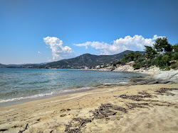 Photo de Glastres beach avec baie spacieuse