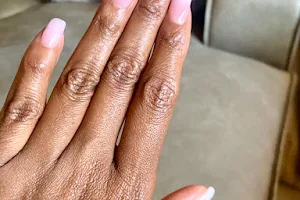 Vee's Nails & Spa image